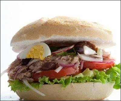 Mon premier exprime un bruit sec.
Mon ami a caché ses économies dans mon second mais, grâce à mon troisième, il affirma que ce n'était pas vrai.
Prévoyant, il a gardé quelques pièces pour acheter mon tout, un sandwich rond, délicieuse spécialité niçoise pour gens pressés.