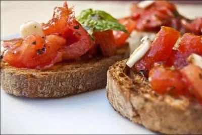 "Campagne isolée" peut être synonyme de mon premier.
Mon second s'étend le long des voies ferrées.
Mon troisième est le féminin de "ton".
Mon tout, tranche de pain grillée, frottée à l'ail et arrosée d'huile d'olive, est un délice italien.