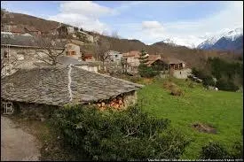 Peuplé de 29 habitants, le village midi-pyrénéen de Vaychis se situe dans le département ...