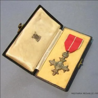 Quelle d&eacute;coration The Beatles ont-ils re&ccedil;ue de la reine d'Angleterre en 1965 ?