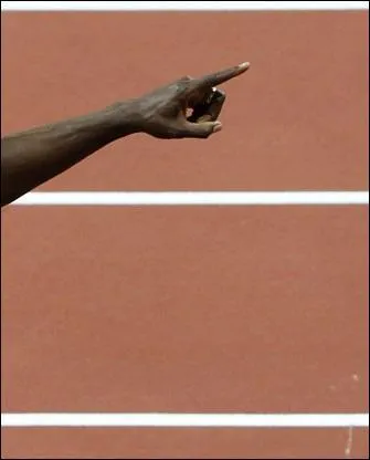 A qui appartient ce doigt pointé vers le ciel ?