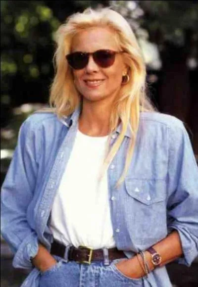 Ex femme de Johnny et maman de David.