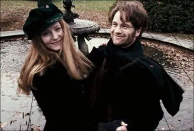 Au début des années 1980, Sirius Black assiste au mariage de James Potter et Lily Evans, qui devient Lily Potter. Que demandent-t-ils à Sirius Black lorsque naît leur fils Harry Potter ?