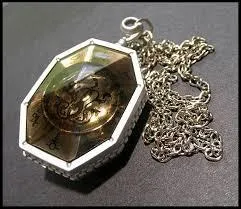 Par qui a été détruit le médaillon ?