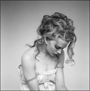 Qui chantait "Faut pas pleurer comme ça, pleurer pour qui pour quoi, pour quelques souvenirs, pour quelques mots d'amour jetés dans une cour et qui s'en vont mourir" ?