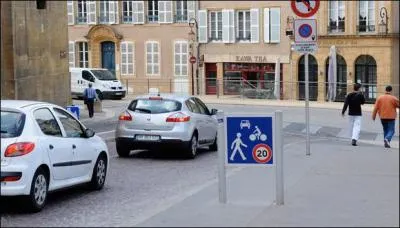 Dans une zone de rencontre, sur qui les piétons ne sont-ils jamais prioritaires ?