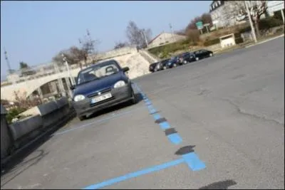 Que peut signifier un marquage bleu sur une route ou au bord d'une route ?