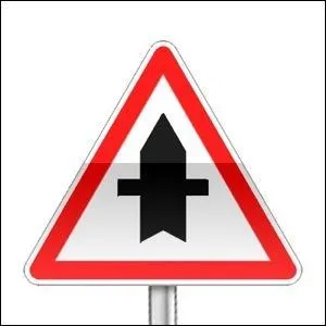 Si je rencontre ce panneau, à combien d'intersections aurai-je la priorité ?