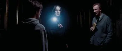 Une nuit, Severus Rogue tombe sur Harry Potter avec la Carte du Maraudeur en main. Passant par là, Remus Lupin vient en aide à Harry Potter. Quel mensonge dit-il à Severus Rogue pour couvrir Harry Potter ?