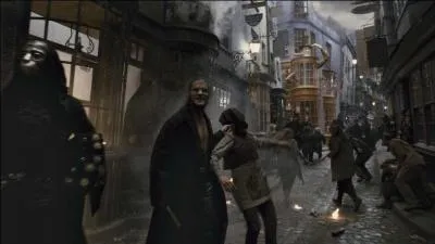 Alors que la Seconde Guerre des Sorciers commence à prendre un nouveau virage, de quelle mission Remus Lupin est-il chargé par Albus Dumbledore à la fin de la cinquième année ?