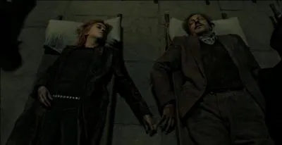 En Mai 1998, dans "Harry Potter et les Reliques de la Mort" (Partie II), il se bat lors de la Bataille de Poudlard. Par quel Mangemort est-il vaincu et quel sorcier ou quelle sorcière le venge en vainquant ce Mangemort ?