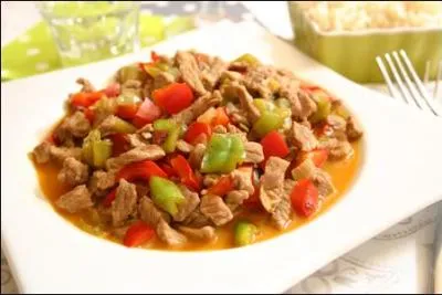 Plat typique du pays basque, contenant de la viande de buf ou de veau émincée, des épices, des piments et des oignons :