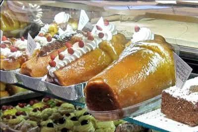 Gâteau à pâte levée, imbibé d'un sirop à l'alcool (rhum, kirsch, limoncello) :