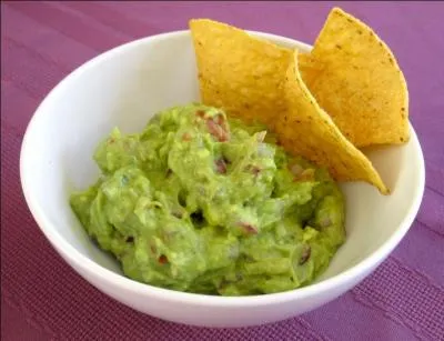 On obtient le guacamole en écrasant ce fruit en forme de poire, à pulpe fondante :