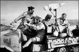 Quel r&ocirc;le jouait Charles Aznavour dans &laquo; Un taxi pour Tobrouk &raquo; ?