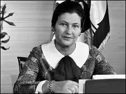 Pour quel droit concernant les femmes, Simone Veil se bat-elle lorsqu'elle rentre en politique ?