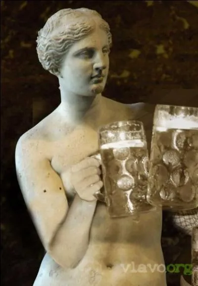 Pourquoi a-t-elle dû arrêter son boulot de serveuse topless ?