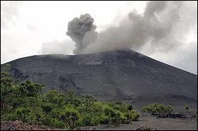 Le Yasur est un volcan du Vanuatu.
