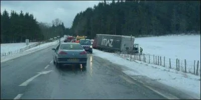 En cas de route verglacée, quel équipement spécifique puis-je utiliser pour circuler en sécurité ?