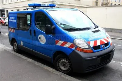 Un véhicule EDF est-il prioritaire quand il utilise ses avertisseurs lumineux ?