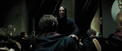 Severus Rogue : "Ouvrez vos livres page 394."
Harry Potter : "Excusez-moi monsieur. Où est le Professeur Lupin ?"
Severus Rogue : "Ce n'est pas votre affaire. N'est-ce pas Potter ? Je me contenterai de dire que votre professeur se trouve dans l'incapacité d'assurer son cours pour le moment. Ouvrez vos livres page 394."
