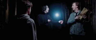 Severus Rogue : "Potter, puis-je savoir ce que vous fabriquez la nuit dans les couloirs ?"
Harry Potter : "Je suis somnambule."
[...]
Remus Lupin : "Professeur ! "
Severus Rogue : "Tiens, tiens, Lupin, vous êtes venu faire une promenade au clair de lune, c'est bien cela ?"
Remus Lupin : "Harry, est-ce que ça va ?"
Severus Rogue : "C'est ce que nous verrons."