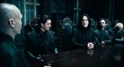 Severus Rogue : "Cela va se passer à la toute fin du mois de Juillet."
Yaxley : "Maître, Dawlish, l'Auror qui travaille au Ministère de la Magie, m'a plutôt parlé d'une date au mois d'Août."
Severus Rogue : "C'est une fausse information ! "
