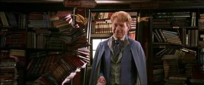 Minerva McGonagall : "Une élève a été emmenée dans la Chambre des Secrets. Cette fois, je crains que nous ne devions fermer l'école. Cela va être à vous de nous sauver."
Gilderoy Lockhart : "Qui, moi ?"
Minerva McGonagall : "Après tout, n'êtes-vous pas le sorcier que décrit vos livres ?"
Gilderoy Lockhart : "Très bien. Alors, je vais me préparer. Dans mon bureau."
