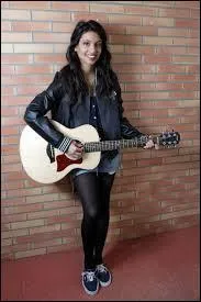 &Agrave; quel &acirc;ge Tal a-t-elle appris &agrave; jouer de la guitare et du piano ?