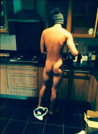 Qui a pris la photo de Calum nu dans la cuisine ?
