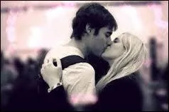 A-t-il une petite amie dans la série dans laquelle il joue ?