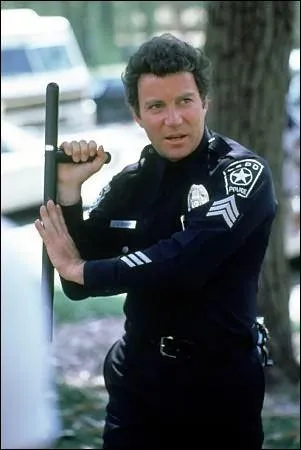 Quel est le nom de sergent détective de série télévisée, interprété par l'acteur américain William Shatner et dont la voix française est celle de Richard Darbois ?