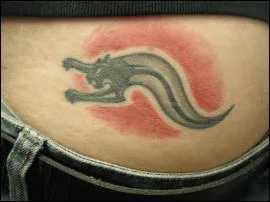 Richard Darbois est aussi la voix officielle de la station de radio FM, représenté sur ce tatouage. Quelle est cette radio ?