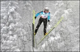 En quelle année la discipline du saut à ski a-t-elle fait son entrée dans les Jeux Olympiques d'hiver ?