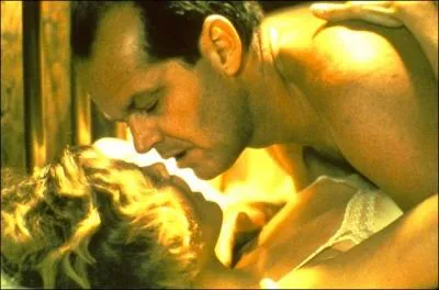 Complétez le titre : "Le facteur sonne toujours...".