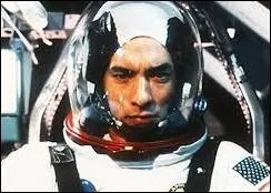 Retrouvez le titre du film catastrophe de Ron Howard avec Tom Hanks :