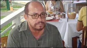 Qui est l'auteur du roman intitulé "Eau de café" ?