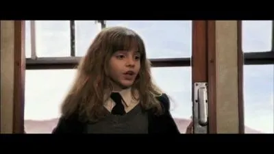 Quel sort Hermione lance-t-elle à la paire de lunettes de Harry pour les réparer ?