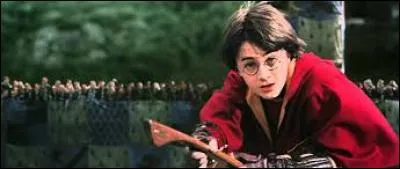 Dans le premier match de quidditch de Harry contre qui joue-t-il ?
