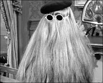 Cousin de la famille Addams, appelé "petit cousin" dans la version française de 1964, on le connaît aussi sous le nom de cousin...