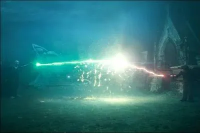 Quel sortilège permet à Harry de gagner le duel contre Voldemort dans le cimetière de Little Hangleton ?