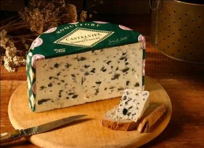 Le roquefort fait partie des fromages à pâte persillée.