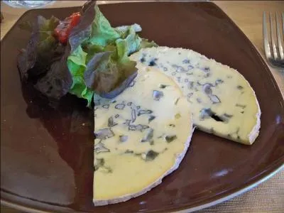 La fourme d'Ambert, fromage à pâte persillée, se présente sous la forme d'un cylindre.