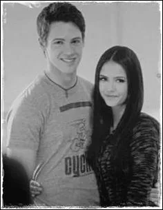 Qu'apprend Elena au sujet de Jeremy lors de la fin de la saison 1 ?