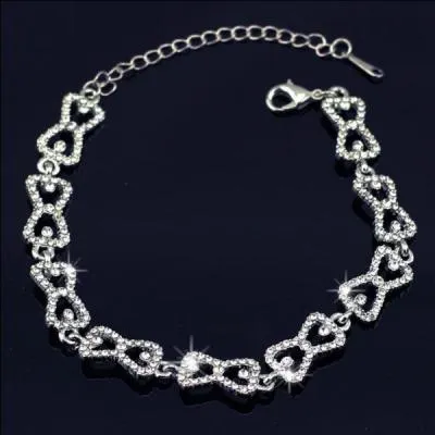 Qui a offert ce cadeau à Caroline ?