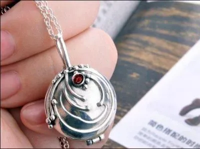 A qui appartient le collier que porte Elena ?