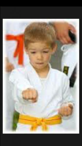 Ton petit frère de six ans te confie que son professeur de judo lui a fait des attouchements sexuels. Que faut-il faire ?
