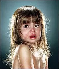 Ta petite sur te confie que son éducatrice l'a forcée à se dénuder par chantage affectif.