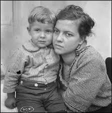 Ton cousin de cinq ans te raconte que sa mère lui met plein de suppositoires alors qu'il n'a aucun problème, qu'elle le lave et le décalotte plusieurs fois par jour sans raison.