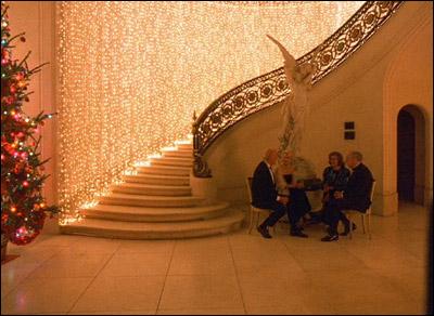 Ce superbe escalier, décoré de mille lumières pour une grande soirée entre gens du monde sera honoré de la présence d'un couple de stars mariés à l'époque, Tom Cruise et Nicole Kidman. C'est celui...